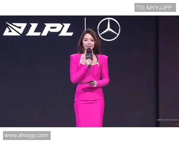 余霜化身足球明星展现魅力与风采引发粉丝热议与追捧